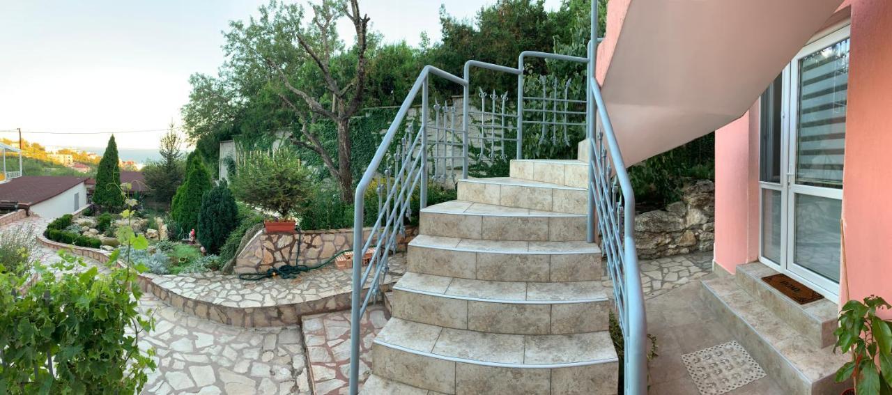 Sunray Guest House, Private Rooms & Apartment With Lovely Sea View Varna Luaran gambar
