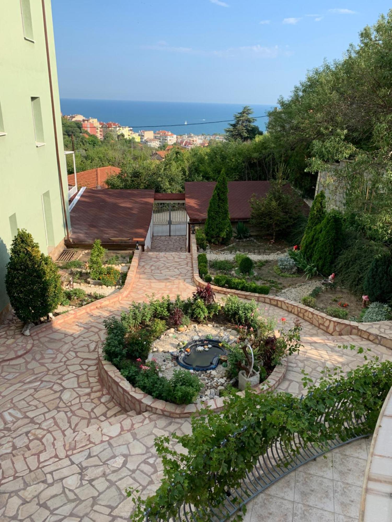 Sunray Guest House, Private Rooms & Apartment With Lovely Sea View Varna Luaran gambar